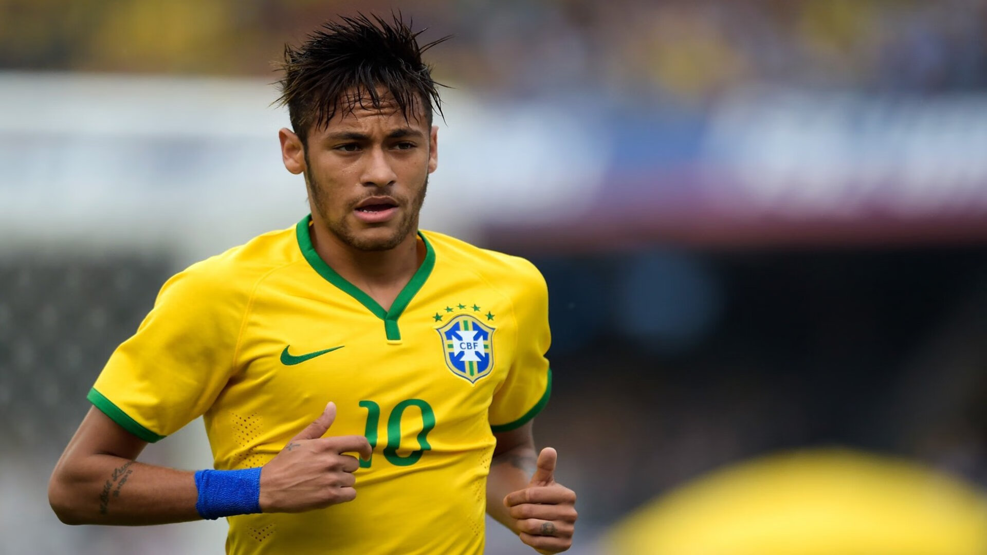 绿色环保足球场成为城市新名片,打造“绿色足球城市”,足球场绿色草坪背景图